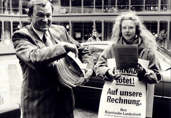 Margarete Bause trifft bei Protest gegen Rüstungsgeschäfte der bayerischen Landesbank auf Günter Beckstein